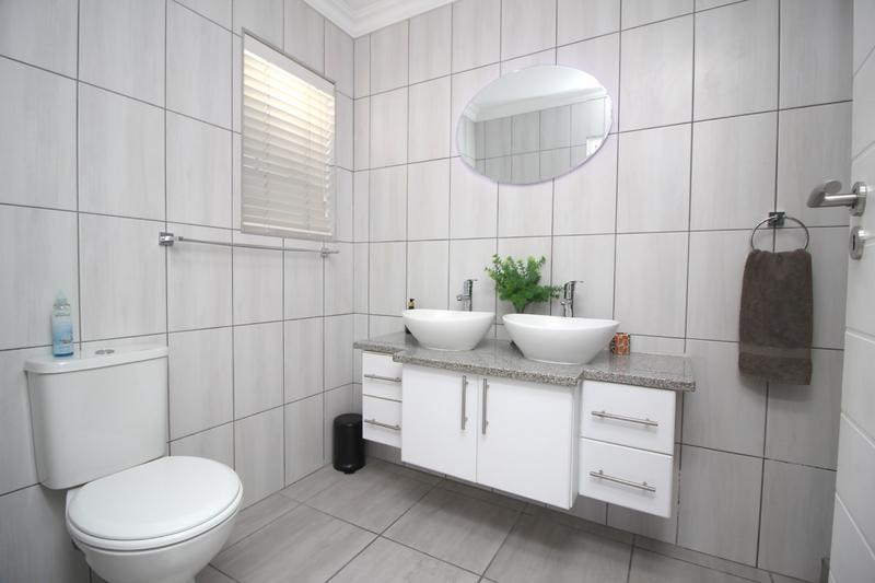 5 Bedroom Property for Sale in Reebok Western Cape